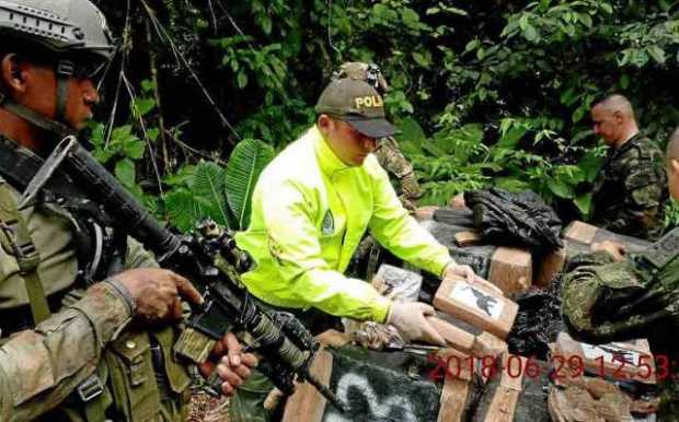 Miembros de la Policía Antinarcóticos incautaron unas cinco toneladas de cocaína, el pasado viernes, en zona rural de Tumaco.