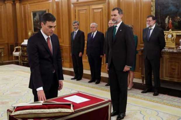 El líder del PSOE, Pedro Sánchez, prometió hoy ante el Rey el cargo de presidente del Gobierno, en un acto en el Palacio de la Z