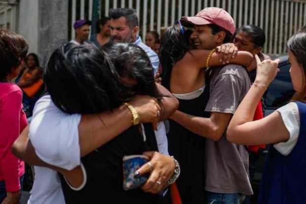 Familiares reaccionan al ver el autobús donde trasladan un grupo de "presos políticos" desde la sede del Servicio Bolivariano de