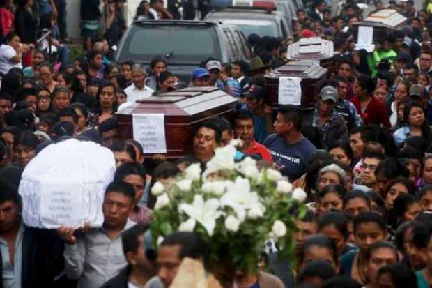 Cientos de personas acompañan los féretros de siete de las víctimas de la erupción del Volcán de Fuego