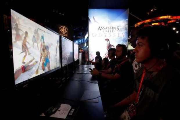 Asistentes juegan Ubisoft's Assassins Creed Odyssey durante la Electronic Entertainment Expo