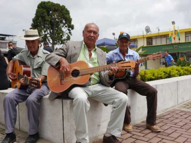 EL Trío Voces del Recuerdo, la conforma Hernando Ramírez, Gildardo Serna, Aldemar Iguita.