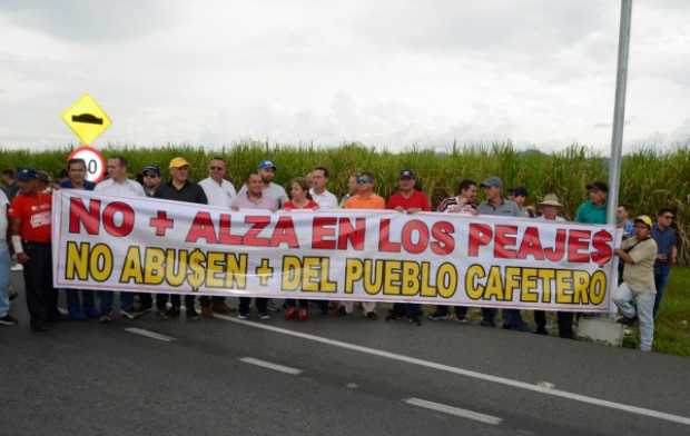 Cerca de 50 personas protestaron el pasado sábado por las alzas del peaje en el sector de Acapulco que pasó de $8 mil a 11 mil 3