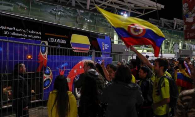 Decenas de hinchas de la Selección cantaron y ondearon banderas mientras esperaban a la Tricolor en el aeropuerto de Kazán.