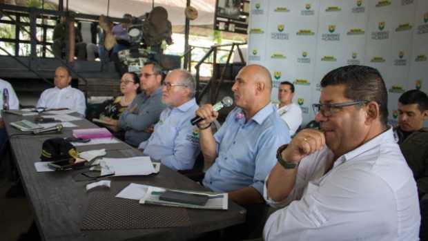 El gobernador de Caldas, Guido Echeverri, con los alcaldes del Magdalena Caldense.