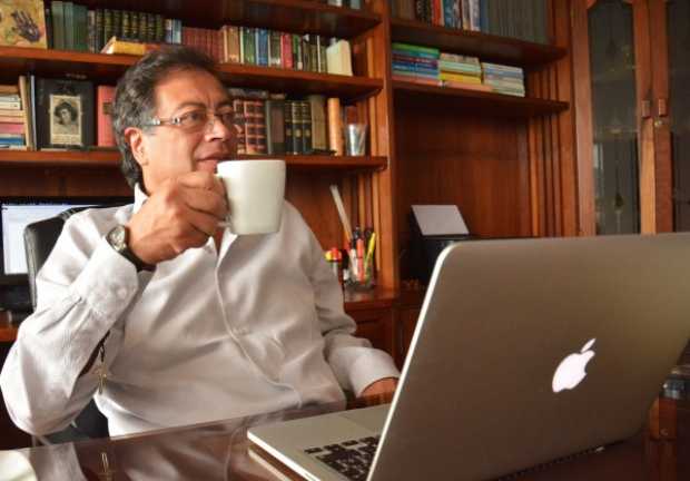 En casa del politólogo Guillermo Calvo, el candidato Gustavo Petro chateó por sus cuentas antes de atender a los medios de comun