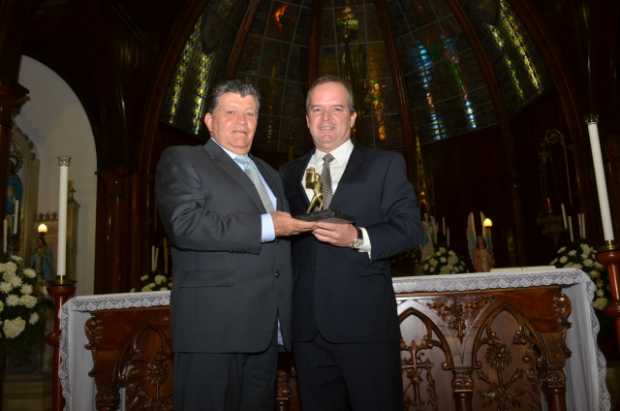 El director de LA PATRIA, Nicolás Restrepo Escobar, le entregó anoche el galardón Caldense del año 2017 al presidente del grupo 
