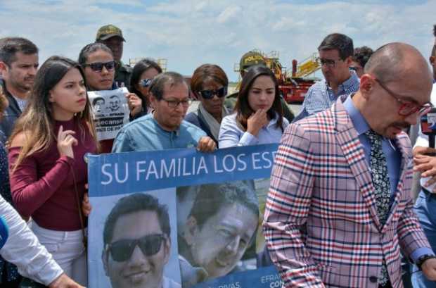 Familiares del equipo periodístico ecuatoriano secuestrado y posteriormente asesinado durante la llegada de los cuerpos al Aerop