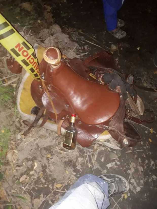 La silla del caballo y el licor que al parecer portaba la víctima mortal.