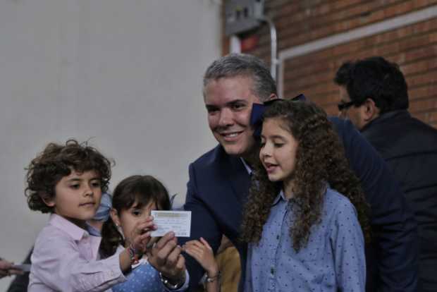 Acompañado con su familia Iván Duque votó en Bogotá 