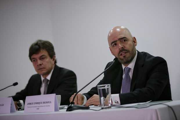 Roberto Vélez, presidente de la Asociación Nacional de Cafeteros y Jorge Enrique Bedoya, presidente de la Sociedad de Agricultor