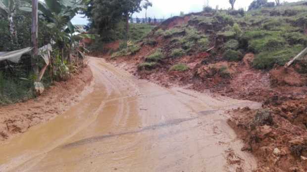 Derrumbe en el punto de San Pablo, en la vía Pácora-Aguadas. 