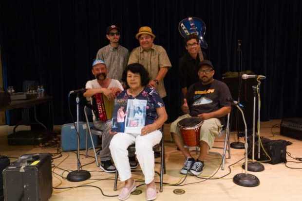 Daisy Guzmán posa junto al acordeonista y vocalista del conjunto vallenato Very Be Careful Ricardo Guzmán; el percusionista, Ric