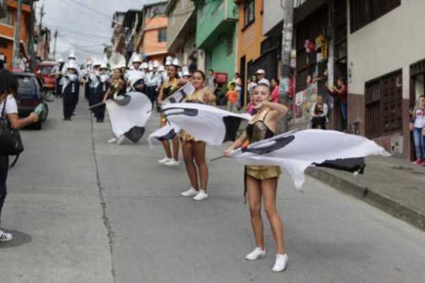 Las bailarinas no pararon de moverse ni siquiera ante una empinada falda.