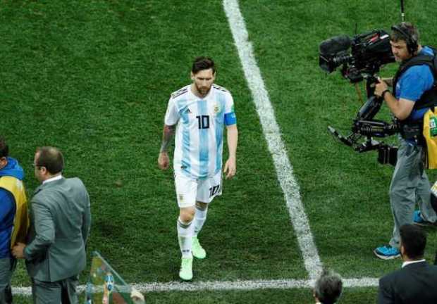 Argentina, goleado y complicado para pasar a octavos 