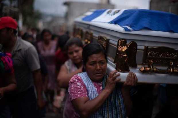 Suman 99 los muertos por erupción del volcán del Fuego