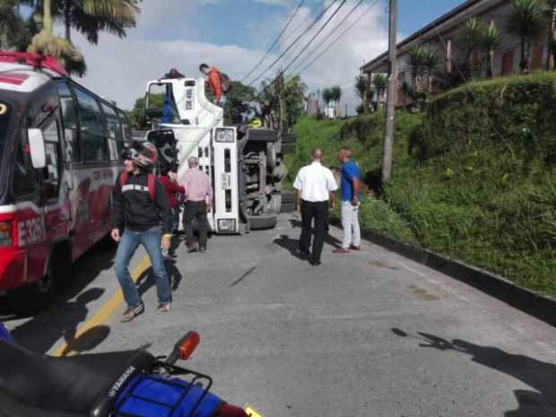 Un volqueta se volcó en La Linda y dejó una persona herida