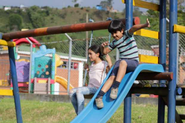 Niños y adultos se dieron cita ayer en el parque de las Garzas de Villamaría para disfrutar de las actividades de Vamos al parqu