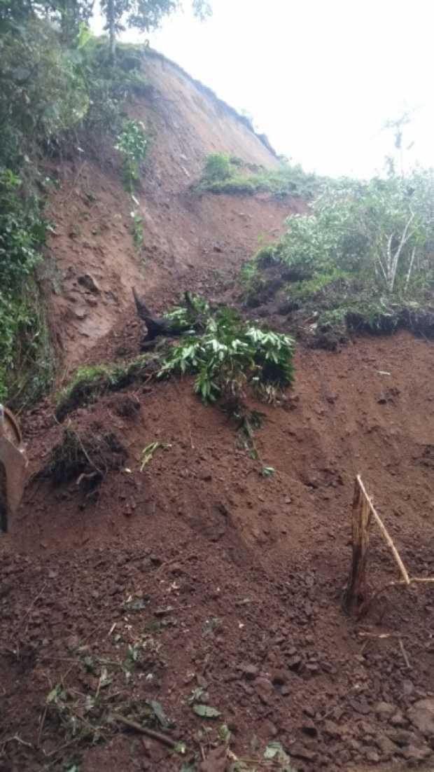 Derrumbe afecta vía en Aranzazu