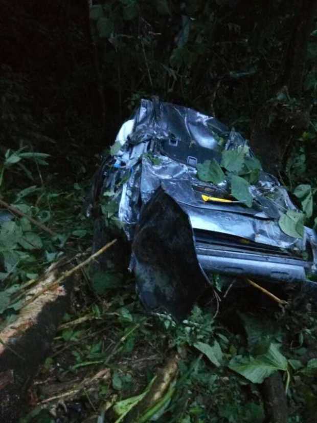 Dos lesionados en vehículo que rodó por ladera de la vía Risaralda-Arauca 