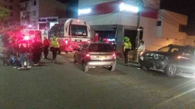 Colisión entre carro y moto por la Av. Santander