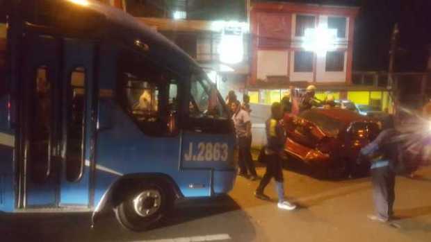 Dos lesionados en choque entre buseta y carro particular en la Av. Centenario