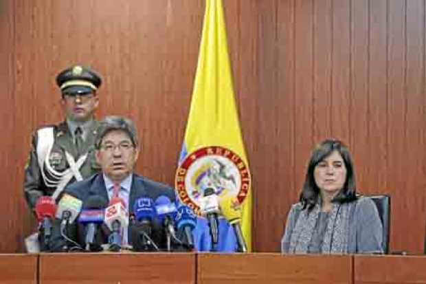 Alejandro Linares, presidente de la Corte Constitucional, acompañado de la magistrada ponente, Diana Fajardo. 