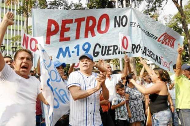 En la concentración en el Parque Santander, que no fue aprobada por las autoridades locales, previamente se presentaron algunos enfrentamientos, que llevaron a la Policía a usar gases lacrimógenos. En la concentración en el Parque Santander, que no fue aprobada por las autoridades locales, previamente se presentaron algunos