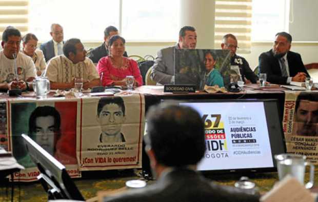  Representantes de las víctimas de Ayotzinapa exponen sus argumentos ante la CIDH, durante la sesión Mecanismo de seguimiento de