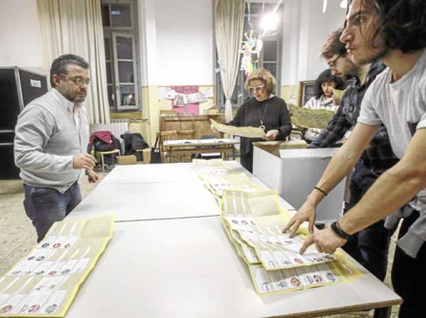 Personas de las mesas electorales comienzan a contar las boletas electorales durante las elecciones generales italianas en Roma.