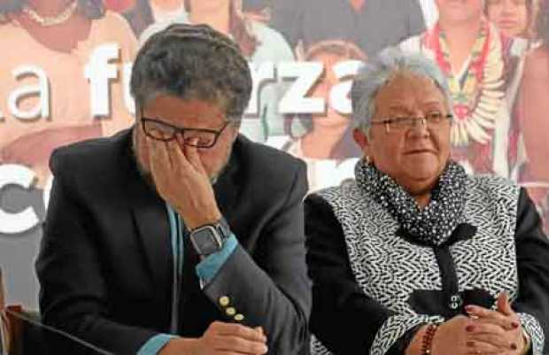 El candidato al Senado de la Farc Iván Márquez y la candidata a la Vicepresidencia, Imelda Daza, anuncian que Rodrigo Londoño, c
