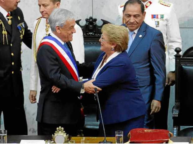 Foto | EFE | LA PATRIA  El presidente de Chile, Sebastián Piñera, recibe la banda presidencial de la mandataria saliente, Michel