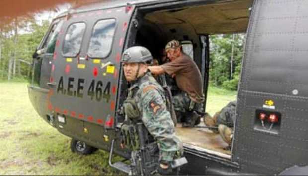 Foto| Tomada de Twitter @mariuximECTV | LA PATRIA  Soldados ecuatorianos auxilian a los uniformados heridos en el ataque.