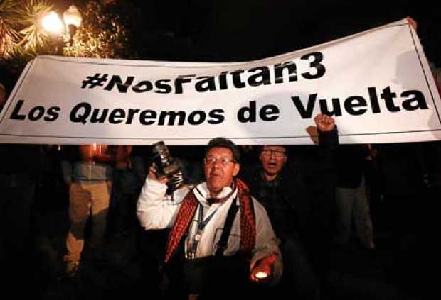 Un centenar de periodistas ecuatorianos, autoconvocados a través de redes sociales, efectuaron ayer una vigilia en Quito para ex