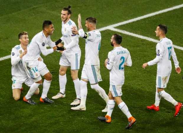 Casemiro (2i) del Real Madrid celebra con sus compañeros luego de anotar el segundo gol para su equipo. 