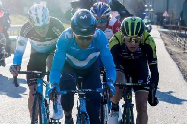 El ciclista francés del Groupama-FDJ, Thibaut Pinot (fondo), el británico del Mitchelton-Scott, Simon Yates (d), el colombiano d