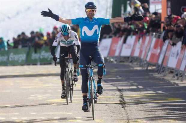 El ciclista español del Movistar, Alejandro Valverde, seguido del colombiano del Sky, Egan Bernal, celebra su victoria en la eta