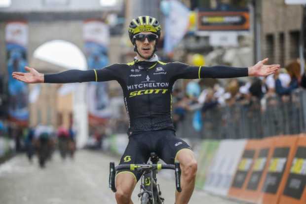 Adam Yates festeja su victoria de ayer en la Tirreno- Adriático.