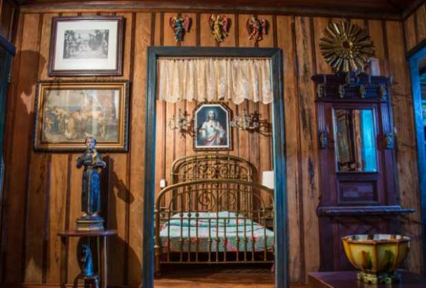 Es una finca, pero parece un museo religioso Es una finca, pero parece un museo religioso