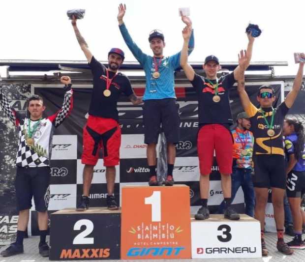 Cuatro títulos en ciclomontañismo