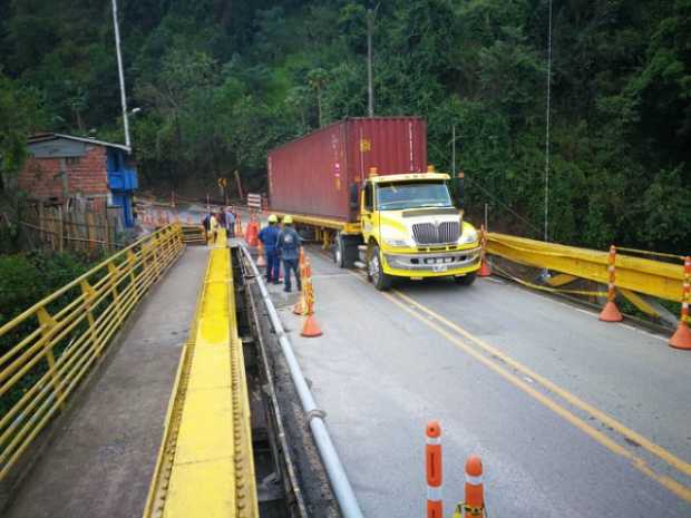 Habilitado el paso de vehículos de carga pesada por el puente de Irra