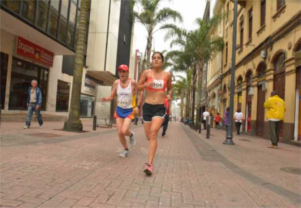 Foto | Freddy Arango | LA PATRIA  El paso de los corredores por la Carrera 23. 