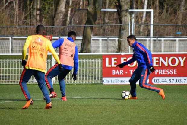 Cristian Zapata y Yerry Mina tratan de marcar al delantero Luis Fernando Muriel, durante una práctica en Francia.