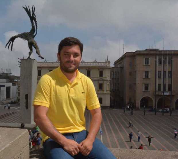 Jorge Mario Jaramillo en la Plaza de Bolívar de Manizales, ícono de la ciudad. El caldense es el alma y nervio de la II Válida d