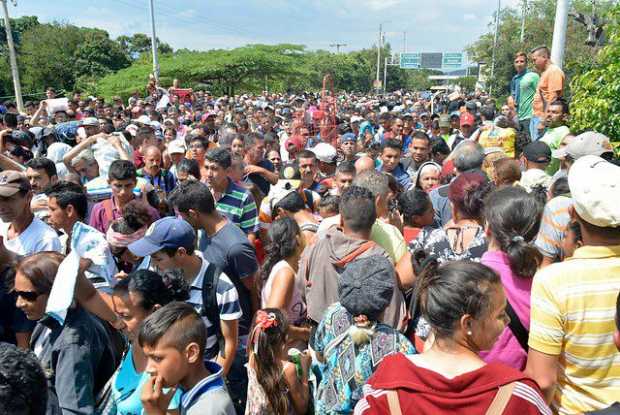 Santos sostiene que es urgente restaurar democracia en Venezuela para parar éxodo Santos sostiene que es urgente restaurar democracia en Venezuela para parar éxodo