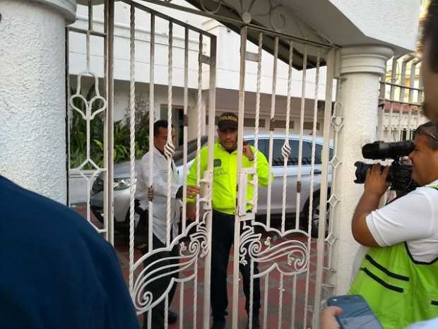 Las autoridades allanaron la sede de campaña de Merlano en Barranquilla donde hallaron armas y 268 millones de pesos en efectivo