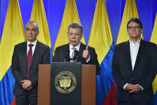 l Presidente Santos, el Alto Comisionado para la Paz, Rodrigo Rivera (i) y el Jefe del Equipo Negociador, Gustavo Bell (d), al t
