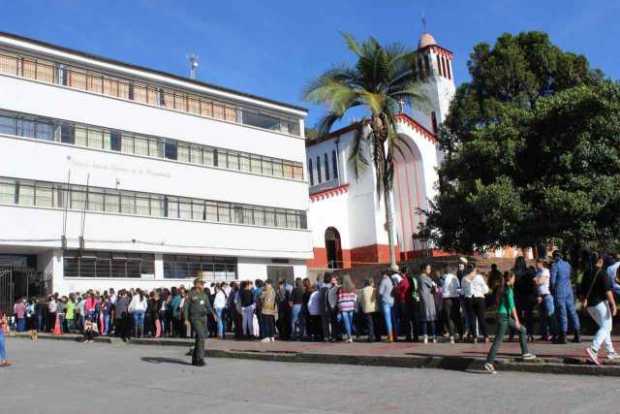 Antes de las 8:00 a.m. la fila para votar en la Normal de La Presentación llegó hasta la mitad del parque, pero luego fue disminuyendo. Antes de las 8:00 a.m. la fila para votar en la Normal de La Presentación llegó hasta la mitad del parque, pero luego fue dismin