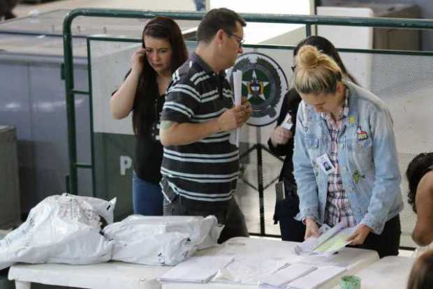Funcionarios de la Registraduría adelantan el escrutinio de votos en el Coliseo Menor. 