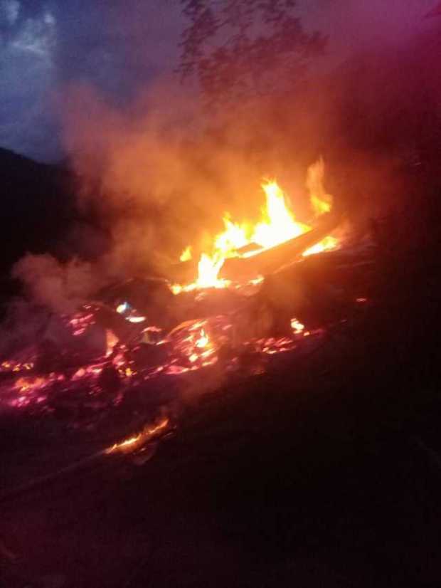 La casa era de madera, lo cual facilitó que las llamas consumieran todo en poco tiempo. La casa era de madera, lo cual facilitó que las llamas consumieran todo en poco tiempo.